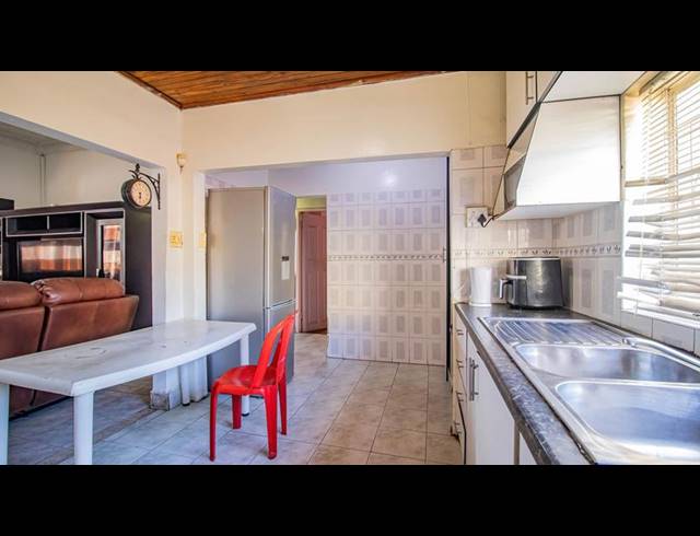 3 BEDROOM HOUSE FOR SALE IN BEZUIDENHOUT VALLEY